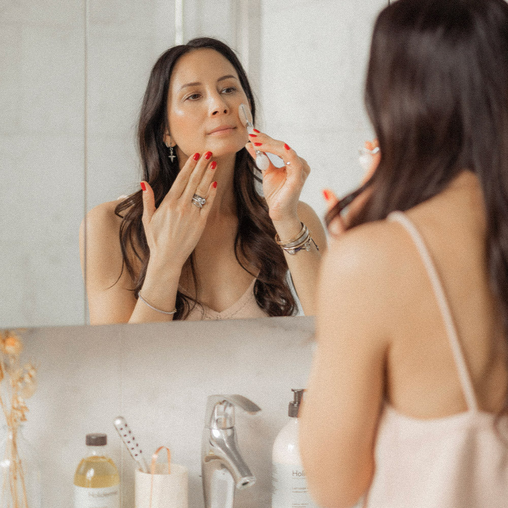 Massage visage quartz rose pour détendre les traits et raviver l’éclat du teint