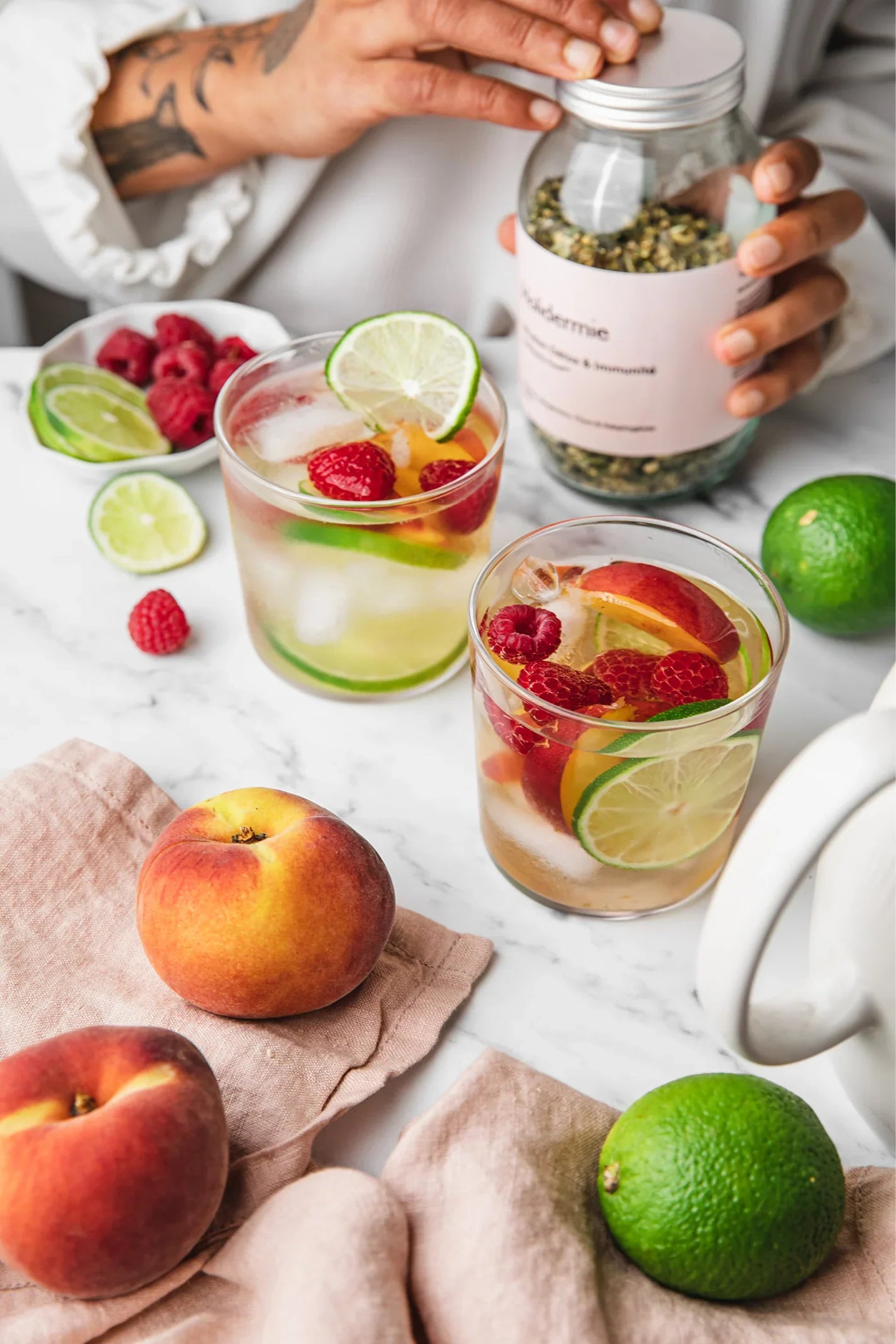 Verres d'infusion détox et fruits frais