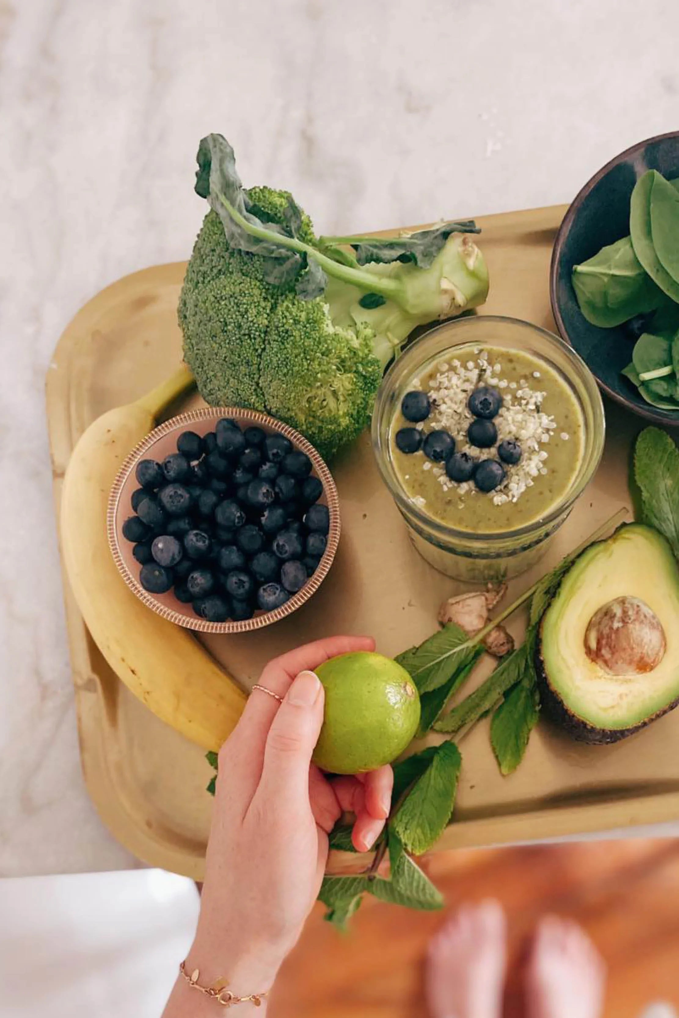 Smoothie green posé sur un plateau en bois
