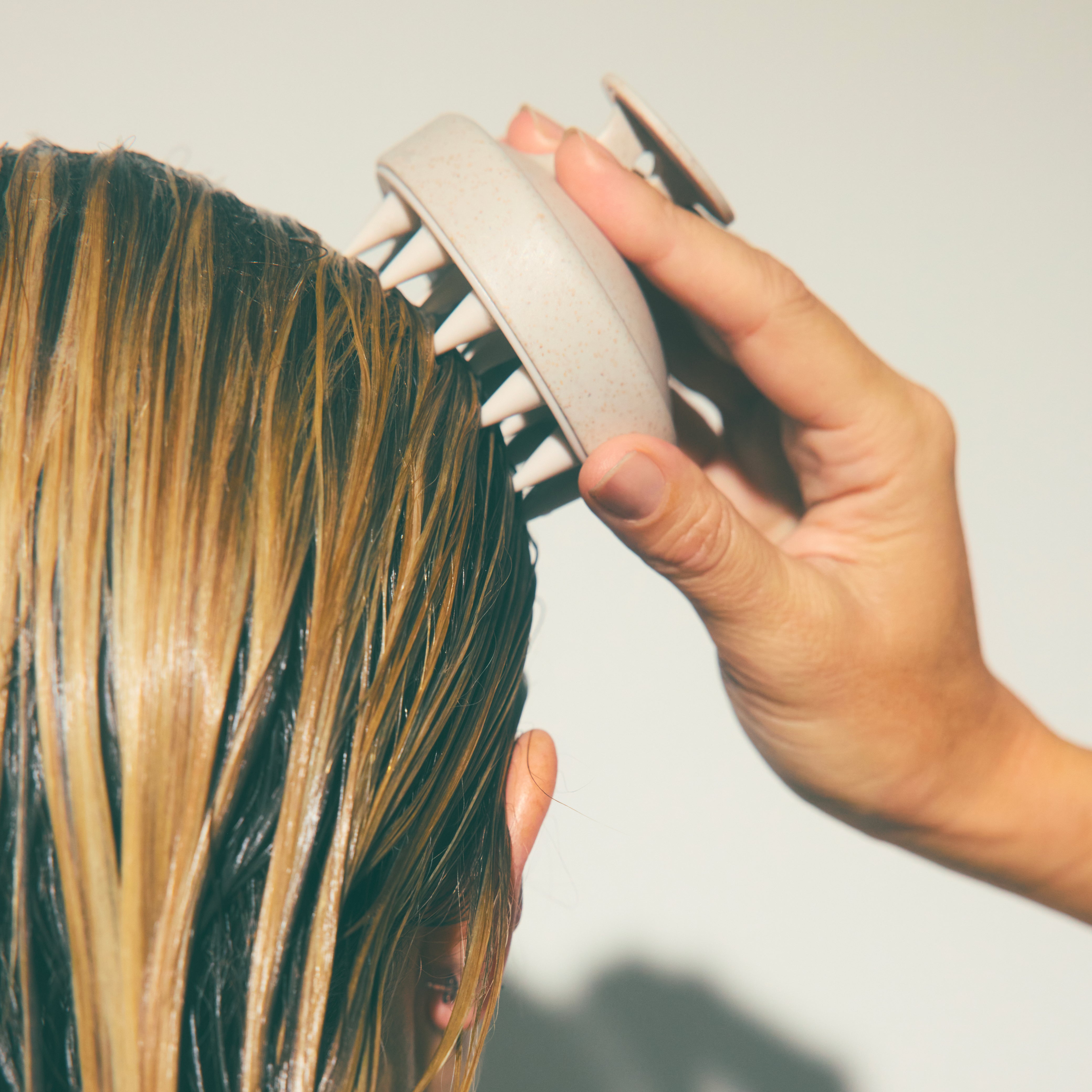 Brosse massage cuir chevelu pour stimuler la circulation sanguine