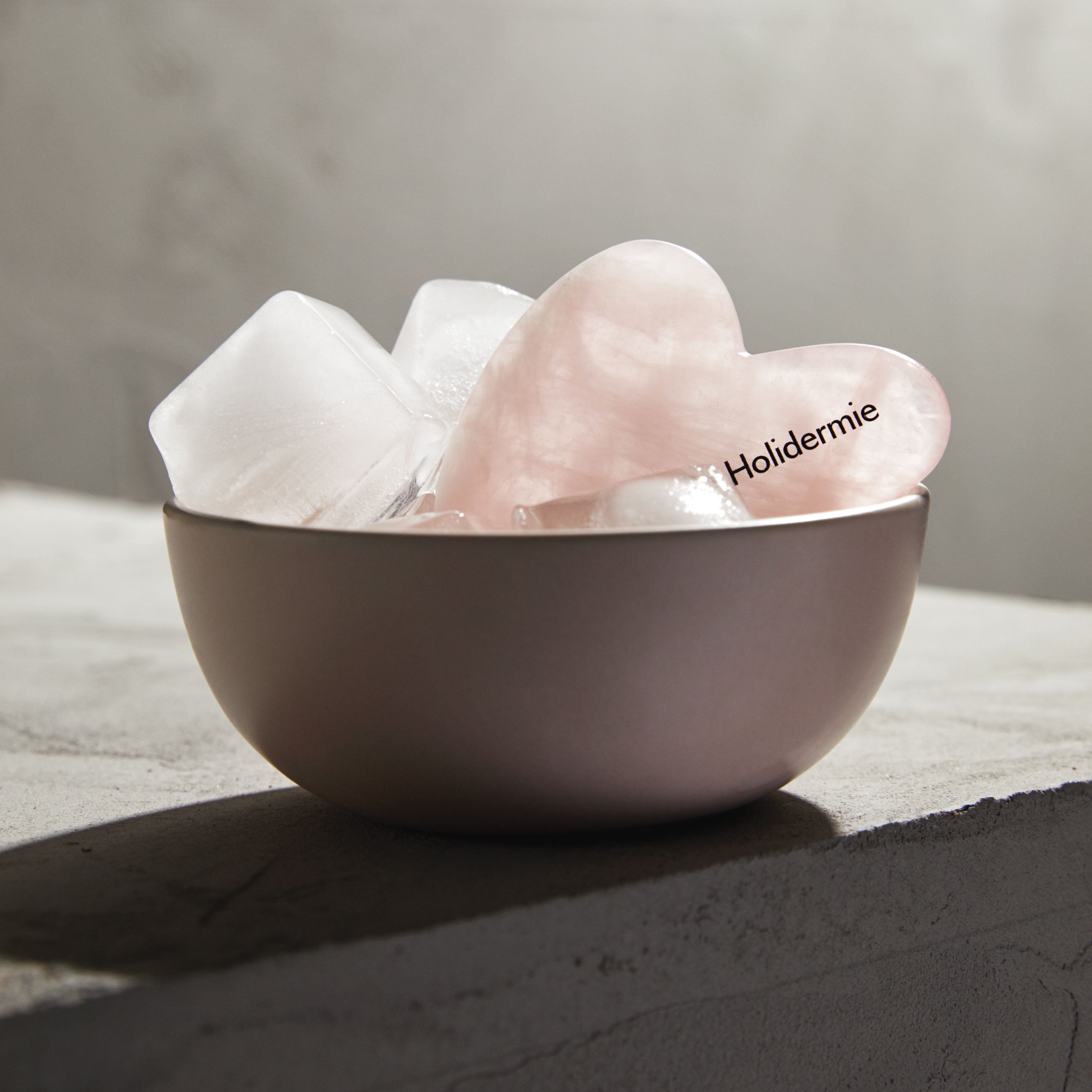 Gua Sha visage quartz rose pour drainage, fermeté et éclat du teint Holidermie